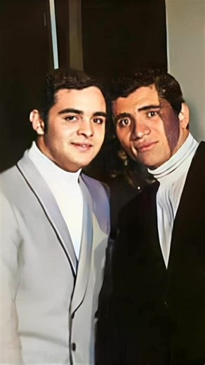 #DatoSalsero "Bella es la Navidad" es un clásico tema navideño del icónico dúo de salsa Richie Ray & Bobby Cruz, conocido por ser una plegaria de paz y buenos deseos para la humanidad, convirtiéndose en un éxito atemporal en la música tropical, especialmente en países como Colombia y Perú, donde fue incluido en álbumes de gran difusión. La canción destaca por su letra simple pero profunda: "Yo le pido a Dios estas navidades, mis felicidades a mis familiares, y le ruego a Dios por la humanidad, g