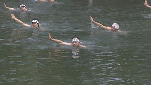 高松城跡の内堀で江戸時代から伝わる古式泳法「水任流」披露　高松市 | KSBニュース | KSB瀬戸内海放送