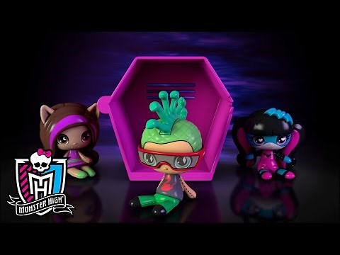 Monster High Minis Take their Places in a Locker Pyramid | Monster High