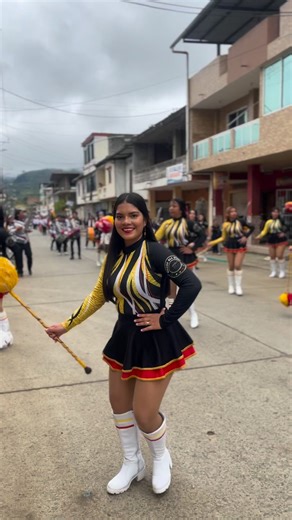 Desfiles Ecuador ❤️‍🔥🔥🇪🇨 #bastoneras #cultura #caporal #parade #dance #musica #desfile | Bastoneras bellas.