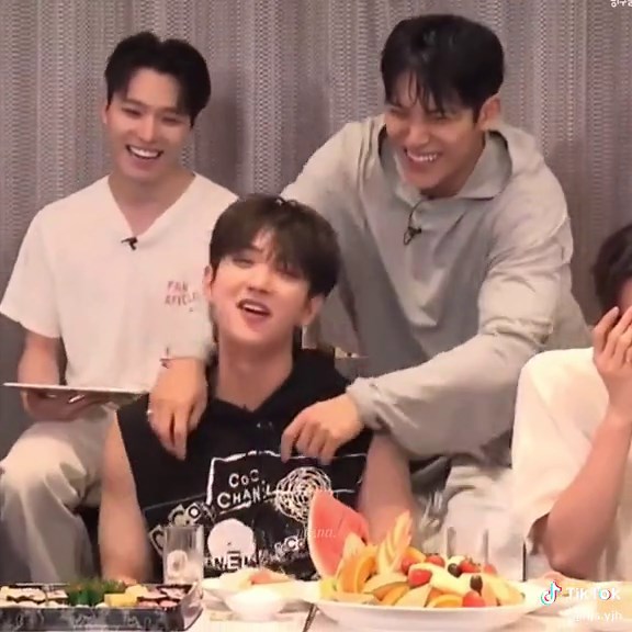 Heartwarming Joshua and Mingyu Hugging Compilation