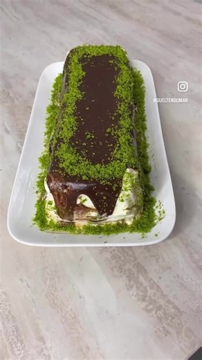 Hallo Herkese merhabalar çok kolay çokta nefis Bisküvi pastası yaptım fırın gerekmeden hızlıca yapabileceğiniz Bisküvili Yaş pasta 💁🏻‍♀️😍 Malzemeler 2.paket puding Beyaz çikolatalı Dr. Oetker Paradies-Creme Weiße Schokolade 1.tane kırema Schlagsahne 2.Sahnesteif kırema sertleştirici 500.gr süt Milch 1.Paket Normal biskuvi 1.paket kakaolu bisküvi Üzerinin sosu için 100.gr kırema Schlagsahne 150.gr çikolata Vollmilch-Kuvertüre Çikolatalı sosu dökmeden önce pastayı buzdolabında en az 3 saat bekl