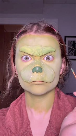 GRINCH MAKEUP TUTORIAL #grinch #grinchmakeup #holidayswithyoutube #holidaysonshorts