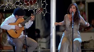 "Alfonsina y el mar" por Silvia Pérez Cruz Otra versión de la mítica canción "Alfonsina y el mar" que evoca la trágica muerte de la poeta argentina. Esta vez interpretada por Silvia Pérez Cruz, una de nuestras intérpretes musicales más respetadas y queridas de su generación en España. Es una zamba compuesta por el pianista argentino Ariel Ramírez y el escritor Félix Luna, publicada por primera vez en el disco de Mercedes Sosa Mujeres argentinas, de 1969. La canción es un homenaje a la poeta de l