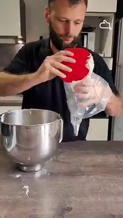 The papâtissier est notre chef du jour ! Découvrez comment réaliser une charlotte par-faite 😍 La recette détaillée : https://bit.ly/3yfFYsE | Marmiton