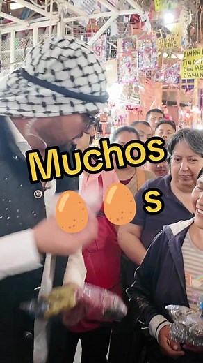 Juana en el mercado vendiendo sus productos para regalar sonrisas