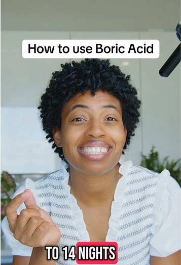 Boric acid is a gentle but powerful way to balance vaginal pH and prevent recurring BV or yeast infections — when used correctly. How to use: 1️⃣ Only use boric acid vaginal suppositories — never swallow them. 2️⃣ Wash hands, then insert 1 capsule high into the vagina at bedtime. 3️⃣ Use for 7–14 nights for active imbalance, or 1–2 times a week for maintenance (as advised by your provider). 4️⃣ Avoid sex during use to let it work and prevent irritation. 💡 Boric acid is not for use during pregna
