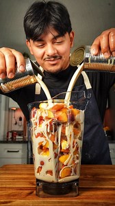 Peaches and cream agua fresca. need i say more?!?!?! creamy and tastes similar to a peach cobbler! youre going to love this drink! here's the recipe my bois 🔽 -6 peaches, cubed -1 can evaporated milk -1Tbsp sour cream -1tsp cinnamon -1 can sweetened condensed milk 5 Cups water ICE FOR THAT COLDNESS! | Jose Xiloj