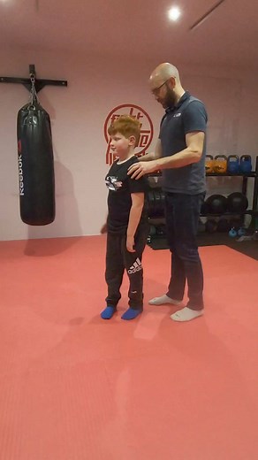 Tester le réflexe de Moro Nous vous montrons aujourd'hui une des manière de tester le Moro. Chez Labo RNP, nous mettons en place 5 tests complémentaires pour chaque réflexe, afin de ne pas se laisser biaiser par une réaction. Il faut être conscient que lorsqu'on teste ce réflexe de Moro, si la personne connait bien le test et/ou si elle vous fait confiance, il y a de grande chance que le réflexe de Moro ne se déclenche pas. Et c'est là que nous faisons une erreur. Le réflexe n'est pas intégré, l