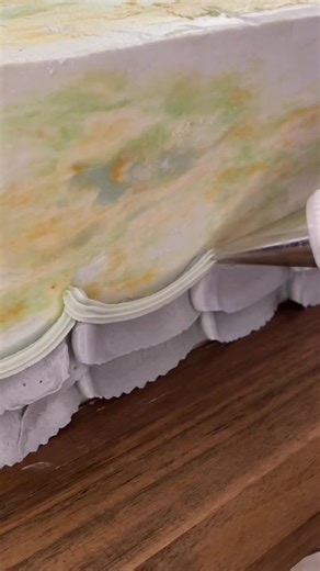 Vintage borders are so relaxing to pipe. There are so many options too. I like this simple combo with a 104 petal tip and a 14 star tip. #cakeart #cakedecorating #vintagecake #caketok