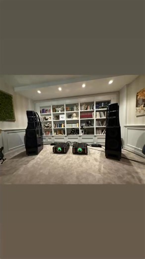 Sala Enzo Tuscan Audio Summit - preso Hi Fi Natali Sorgente DCS Varese , pre e finali Dan D’Agostino Relentless casse Wilson Audio Alex V SE. cavi top Trasparent . Questo impianto, stamane, mi ha fatto ridefinire, ancora una vo,ta, i nuovi limiti che può toccare la riproduzione musicale. Non mi parlate di prezzi, per una volta, parliamo soltanto di assoluto! I brani proposti con maestria dal buon Luca Natali, più volte, per non dire sempre, hanno saputo suscitare anche un un ascoltatore esperto 