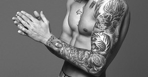 Qui est cette star musclée dans ce boxer Calvin Klein?