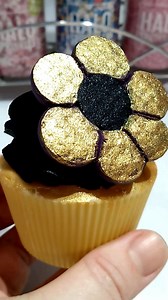 39K views · 51 reactions | Cupcake Piping Techniques for Beginners Part 38 Simple Gold Buttercream Flower #cupcakes #cake #gold | Rachels Enchanting Cakes | Facebook