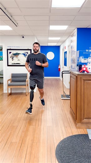 🦿Evan, an above-knee amputee, uses his prosthetic leg’s Walk-to-Run feature—demonstrating smooth transitions and impressive gait control with a bionic knee!! 🦾🦿 #prosthetic #prostheticleg #bionicknee | A Step Ahead Prosthetics