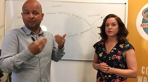 Het levenslijn model van De Waard is een coaching model die gebruikt wordt tijdens coaching en training. Dit model geeft heel mooi weer welke spanningsvelden er (kunnen) ontstaan in ons levensverhaal, wat kan resulteren in burn-outs en stress gerelateerde verschijnselen of de welbekende midlife crisis. Maar het model laat ook zien wat je eraan kunt doen. Door terug te kijken (bijvoorbeeld via biografisch werken) en verbinding te maken tussen de twee lijnen verkrijg je meer helderheid en richting