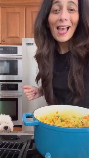 Sarah M Lasry - EASY RECIPES & TRAVEL on Instagram: "No Chicken POT PIE PASTA. A #onepot meal that will make you sing and dance in the kitchen. Careful you might have to share with EVERYBODY 😝. Seriously this is the best thing ever. ALL the flavors you love in a traditional pot pie, but NEXT LEVEL. This one is meat free and gets to be creamy and cheesy and YUM! Super easy to make. Key though is to use smaller noodles like elbows or mini shells like I did. This way the pasta cooks in less liquid