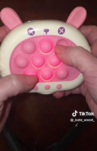 Pop, light up, repeat 🎉 This electronic pop-it keeps little hands busy and big smiles coming—perfect for car rides, quiet time, or screen-free fun. Sensory play that actually holds their attention 👏✨ #screenfreeplay #kidstoys #popits #sensorytoys