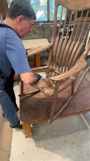 NEVER EVER GETS OLD! Claro Walnut rocking chair looking AMAZING! 🤩 #samamloofwoodworker #sammaloof #maloof #rockingchair #interiordesign | Sam Maloof Woodworker Inc.