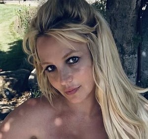 Britney Spears Goes Topless on Instagram - BlackSportsOnline