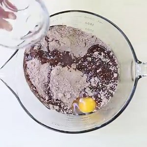 GERMAN CHOCOLATE BROWNIES oozing with caramel and topped with a delicious coconut pecan frosting! These are seriously TO DIE FOR! Pin or Print: http://www.iheartnaptime.net/german-chocolate-brownies/ | I Heart Naptime