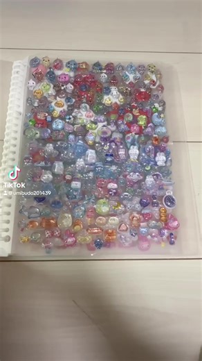 シール帳を新しくしました！大きくしたよ！実はこのシール帳心友とおそろです笑#シール帳紹介 @よもぎ