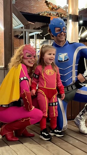 Wat een MEGA feest in Designer Outlet Roosendaal 🦸🏼‍♀️ Zaterdag was de grote opening van de kerstparade die te zien is op: - Zondag 7 december - Zondag 14 december - Zondag 21 december - Vrijdag 26 december - Zondag 28 december * Let op: er zijn geen live-action figuren aanwezig in december! Lees hier alle informatie over de kerstparade: https://studio100.com/nl-nl/nieuws/studio-100-brengt-kerstmagie-naar-designer-outlet-roosendaal-1 #megamindy #megatoby #designeroutletroosendaal | Mega Mindy