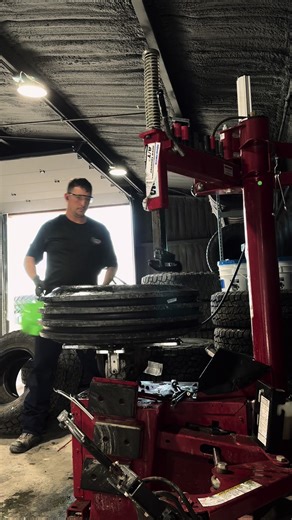 Efficient Tire Changing with Advanced Tire Machine