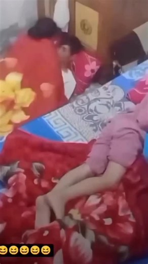 xcombot on Instagram: "在日本，研究人员正利用智能人行道将日常活动转化为清洁能源⚡。这些道路内嵌特殊的压电材料，可以从行人的脚步中收集动能。当人们行走、奔跑或跳跃时，路面会轻微变形，从而产生机械压力。压电晶体将这种压力转化为电能🔋。这些电量可用于照亮路灯、为公共显示屏供电，甚至监测行人流量。这种技术不仅减少了能源浪费，还展示了未来城市的无限可能🌏。在东京、京都等城市的试验区，人们的每一步都在为绿色地球贡献力量💚。科技让生活更环保，也让每一个脚步更有意义✨ #日本 #科技 #创新 #可持续 #绿色能源 未来城市 环保 知识 事实 推荐 你知道吗 技术 实验 热门"