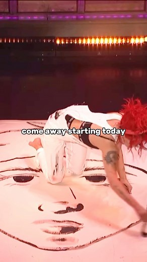 Halsey Sleep on Instagram: "Halsey singing and painting UPSIDE DOWN live on SNL ❤️🎨 @iamhalsey - - - - - #halseypainting #livepainting #fanpage"