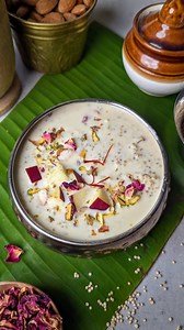 Is it possible to make kheer without milk? Here is my answer Vegan Quinoa Apple Kheer made with almond milk 🥣 Perfectly creamy and healthy. Once you start making desserts with plant milk you realise they are so versatile, nutritious and easy to use in Indian cooking. Celebrating #plantmilkweek with team Veganuary India ☺️ to spread the awareness about plant based milks. 🔸vegan 🔸gluten free 🔸sugar free 🔸zero added fat 🔸pressure cooker recipe Ingredients for Quinoa Kheer 👇 1/4 Cup Quinoa 1/