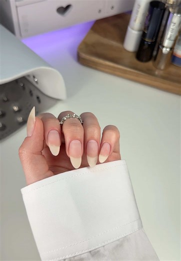Minimal Natural Nail Extensions for a Soft Look