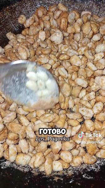 Как приготовить Арахис в карамели? Берри учит готовить!🐹 🥜Сырой(!) Арахис, очищенный или в шкурке - 300гр./2 стакана 🍚Сахар - 200 гр./1 стакан 💧Вода - 60мл./4 столовые ложки 🍽️Противень с пергаментом чтобы выложить арахис после готовки. В начале кипятим воду и сахар на среднем огне🔥, после добавления арахиса делаем огонь чуть меньше среднего. #Рецепты #лпс #арахис #карамель #еда #вкусняшки