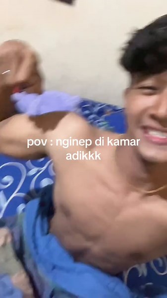 Kakak dan Adik: Momen Manis di Kamar