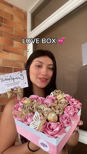 Y tu que le regalas a tu mama este dia de las madres👑 ? Cotiza ya tu pedido con nosotros 🌙💕 #tutorial #rosaseternas #rosasdeliston #rosashechasamano #pasoapaso #rosasrosadas #diadelasmadres #mama #madre #felizdiamama #rosasparamamá #pararodoelmundo #colombia #bucaramanga