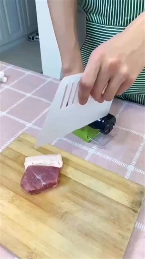 😣 Тупі ножі рвуть продукти й псують настрій. Готування перетворюється на муку, а ручна заточка — ризик зіпсувати лезо. 🔥 Swifty Sharp повертає гостроту за секунди. Натиснув кнопку — і ніж, ножиці чи інструмент знову ідеально гострі без зусиль. ✨ Швидко, безпечно й зручно щодня. Компактна електрична точилка, яка економить час і повертає задоволення від кухні. 👉 Гострі ножі — без сервісів і зайвих витрат. Для замовлення або детальної інформації тисни "У магазин" | Bople Shop