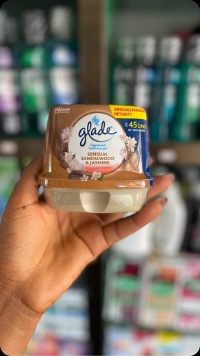 Before my personal tutorial comes through, let’s use this to entire the weekend on how to use the Glade bathroom gel. This can be used in bathrooms, bedrooms etc. Sensual sandalwood 🤎 Clean Linen 💙 Available at Ghc68 | Scents Ethics