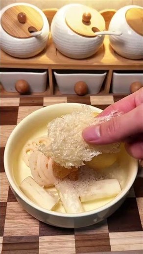 In autumn and winter the air is dry. This lotus root and pear drink can be prepared more o