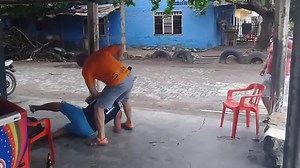 KUMITE DE BAR: TODO MUNDO TEM AQUELE AMIGO QUE DIZ: "DEIXA EU VÊ SI TU É FAIXA PRETA MERMO" E OLHA QUE O CARA É BÃUM HEIM!!!! Pra fechar do dia com bom humor... OSS! | JKS Recreio - Nut Karate Dojo