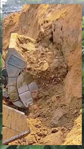 FOUR GIANT EXCAVATORS DIG DEEP INTO THE EARTH! 🏗️泥土狂魔登场！Terex巨铲一铲到底震撼全场 #excavator#liebherrexcavator