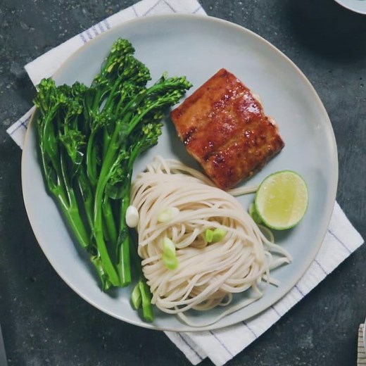 Spicy salmon with a maple-soy glaze - sustainable fish recipes