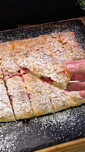 Got currants & puff pastry? Then bake these BARS! ✨🤤