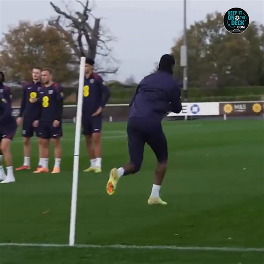 ⚪🔵 England Three Phase Maximal Intensity Runs Variation 🏴 Used at the end of England’s warm up this week 1️⃣ Rugby pass over 2️⃣ Bounce pass over 3️⃣ Dribbling relay 📋 More training session plans available to download 👉 https://keepitonthedeck.com/downloads | Football Training Drills/Session Plans