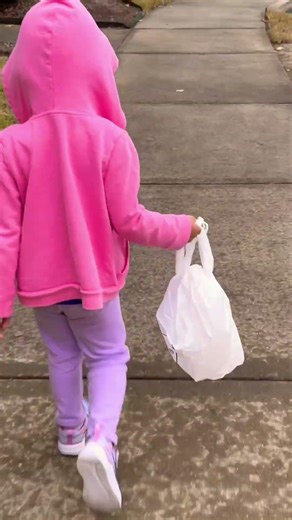 She has 3 cockroaches 🪳 in the bag 😬#cocroach #bug #scary