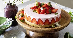 Nepečená JAHODOVÁ TORTA: Ľahký RECEPT na svieži dezert budete robiť celú sezónu!