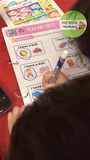 📖 READ AND CIRCLE – giúp con nhận diện từ vựng, tìm đúng đáp án, và luyện kĩ năng nghe - đọc. 10 trang – A4 🛡 Bìa cứng CHỐNG NƯỚC, viết xóa được, chơi nhiều lần! ✒️ Tặng kèm 2 khoen, 2 bút xóa 📲 Có file nghe quét mã QR https://s.shopee.vn/6Ae27dolee | Mẹ DỪA