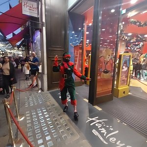 Hamleys & Christmas, let's have a wander inside London's oldest and largest toy shop, having been founded in 1760 🎅 | Wonders of London