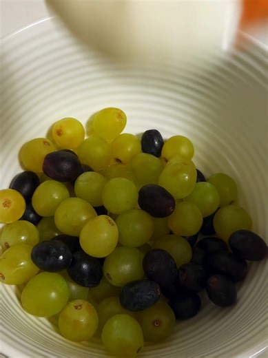 Grapes Yoghurt Bark Ingredients: 400g grapes 1 cup grek yoghurt 150g dark chocolate, melted. 1. Mix the grapes with yoghurt. Spread them on a tray covered with baking paper and freeze until set. #chocolatebark #yoghurtbark #frozengrapes