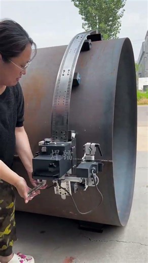 Flexible rail automatic welding trolley for desulfurization tower steel casing.