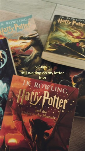 when I’m at boring snoring old school but I should really be at Hogwarts school of witchcraft and wizardry 💔💔💔 #harrypotter #hogwarts #booktok #harrypotterbooks #reading