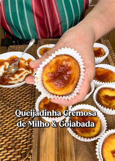 Queijadinha de Milho & Goiabada Queijadinha cremosa de milho com cobertura de creme de goiabada , unindo a suavidade do milho ao sabor marcante de goiaba, deliciosa sobremesa macia, úmida e irresistível. Perfeita para acompanhar um café ou adoçar qualquer momento do dia! Ingredientes e passo a passo do preparo da receita no vídeo. Faça bom proveito das nossas receitas e bom apetite! #queijadinhademilho #queijadinha #milho #sobremesa #cozinhandodomeujeito